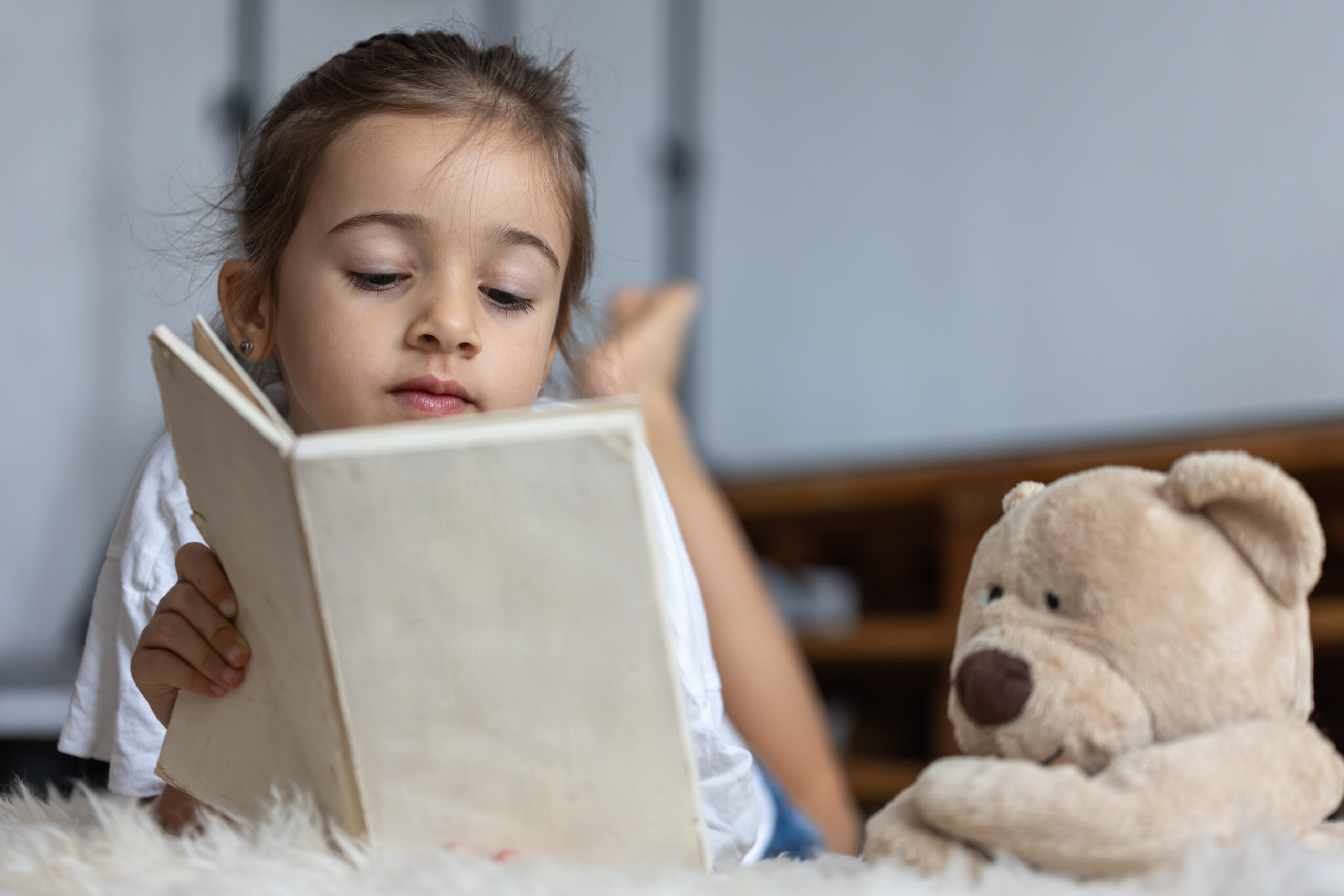Cute little girl at home, lying on the floor with her favorite toy and reads book. SSUCv3H4sIAAAAAAAACpyRwW7DIAyG75P2DhHnRkqTNAl9lWoHB1iDSqAC0mmq+u4zECrOu+HP9m//5vn5UVVkBicZOVfPEGEsldqct+Cl0Yibw86t0FzYkjxsNzQlEFx6YyWoEs7g2aJhFQj1plTAr5gkzoPfnHBh+o4YeHFFjQTfEmnFS4qrnIhJ7MAUIYeCuW2OLKMk/q/O9PjKbuAqNPuNCxdGrFACkpFLKiW3Hy/sWlqDjUtTuHoYBioUdIXS3Uom9bVoM36JZ89tzGza27DCe3OijLnDrMKJv1FTZL6Ac1jOMy8GMfxksxZztPHRwK5KOP5ECI9dO7ZTP3T02Exte2qmvSD93iJRJ66ThTBmN8lL6zJsQGhPu35shpryqa97KsYaTtNQwzDN/czokQ4tHv71BwAA//8DAJTEEGGYAgAA